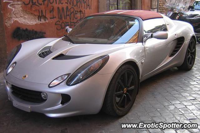 Lotus Elise spotted in Rome, Italy