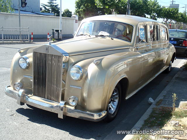 Rolls Royce Silver Cloud spotted in Shanghai, China