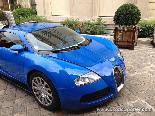 Bugatti Veyron spotted in Paris, France