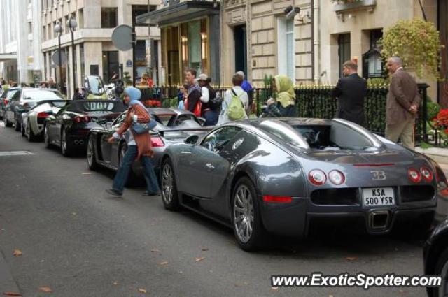 Bugatti Veyron spotted in Paris, France