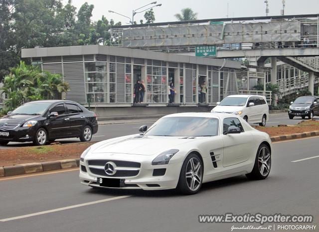 Mercedes SLS AMG spotted in Jakarta, Indonesia