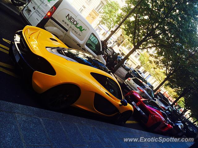 Bugatti Veyron spotted in Paris, France