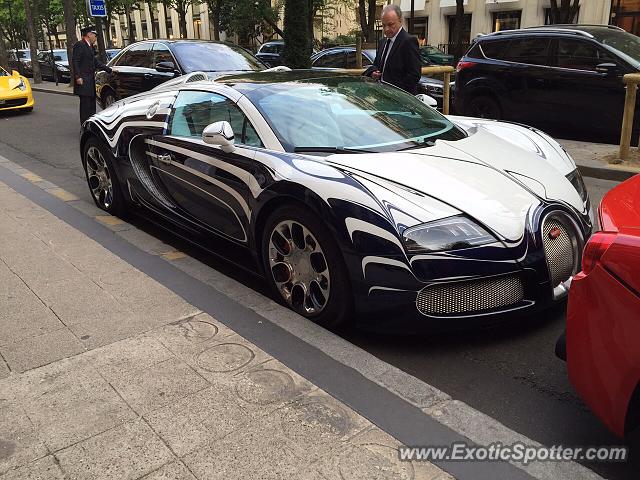 Bugatti Veyron spotted in Paris, France