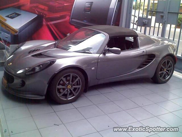 Lotus Elise spotted in Lima, Peru