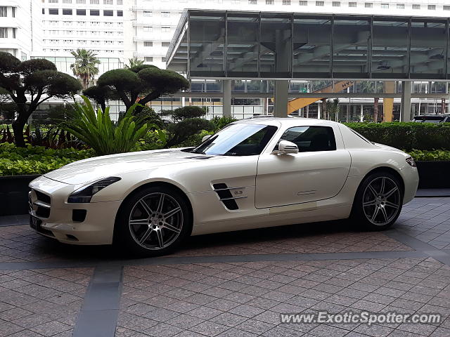 Mercedes SLS AMG spotted in Jakarta, Indonesia