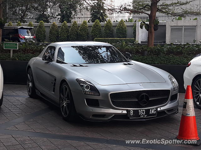 Mercedes SLS AMG spotted in Jakarta, Indonesia