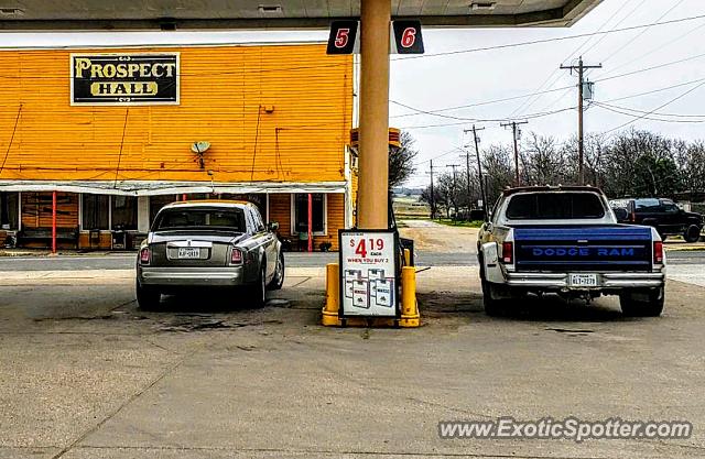 Rolls-Royce Phantom spotted in Nowhereville, Texas