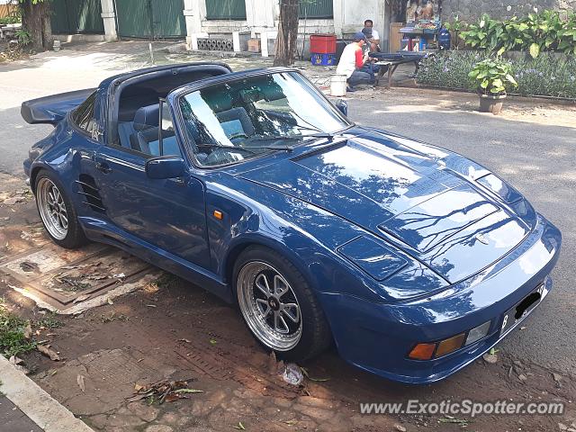 Porsche 911 spotted in Jakarta, Indonesia