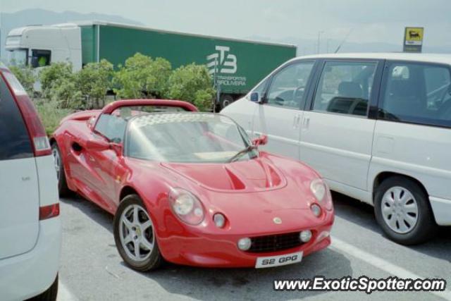 Lotus Elise spotted in Florence, Italy