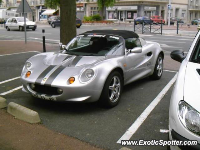 Lotus Elise spotted in Samur, France