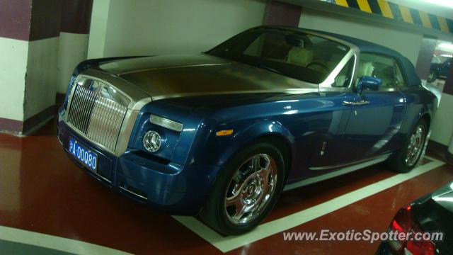 Rolls Royce Phantom spotted in SHANGHAI, China