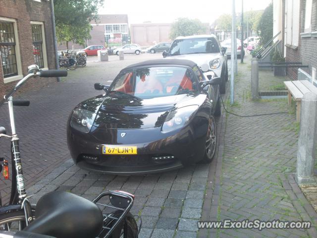 Tesla Roadster spotted in Zwolle, Netherlands