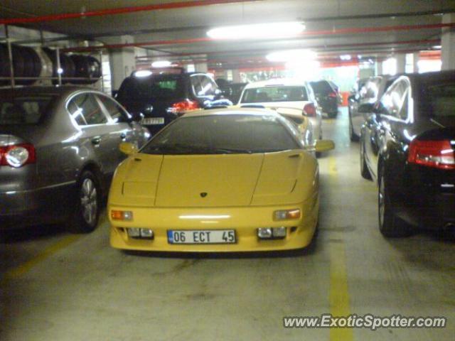 Lamborghini Diablo spotted in Istanbul, Turkey