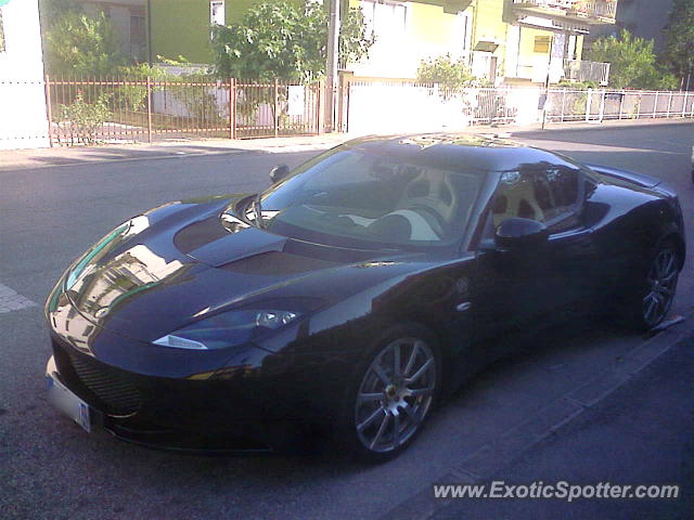 Lotus Evora spotted in Padova, Italy