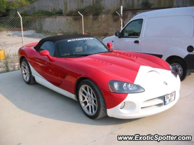 Dodge Viper spotted in Istanbul, Turkey