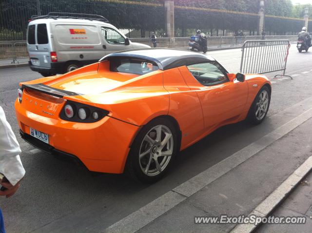 Tesla Roadster spotted in Paris, France