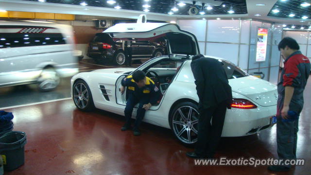 Mercedes SLS AMG spotted in SHANGHAI, China