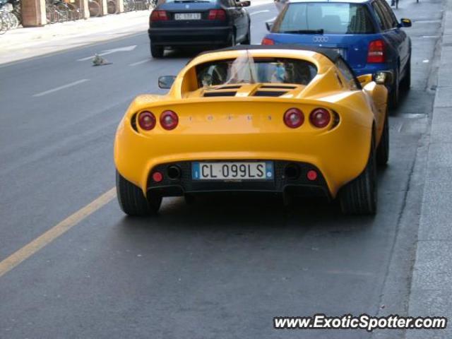 Lotus Elise spotted in Parma, Italy