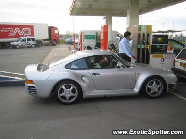 Porsche 959 spotted in Calais, France