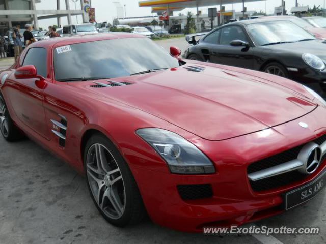 Mercedes SLS AMG spotted in Manila, Philippines