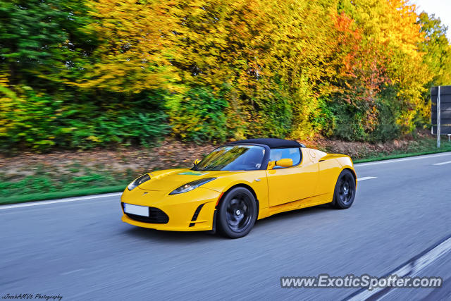 Tesla Roadster spotted in A61 Speyer, Germany