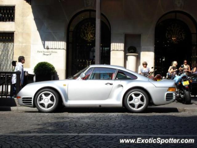 Porsche 959 spotted in Paris, France