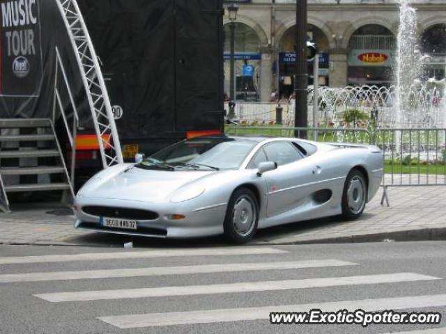 Jaguar XJ220 spotted in Tours, France