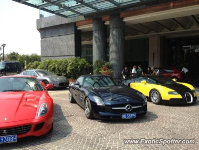 Bugatti Veyron spotted in XIAMEN, China