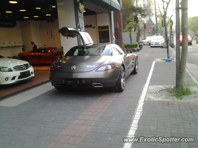 Mercedes SLS AMG spotted in Shanghai, China